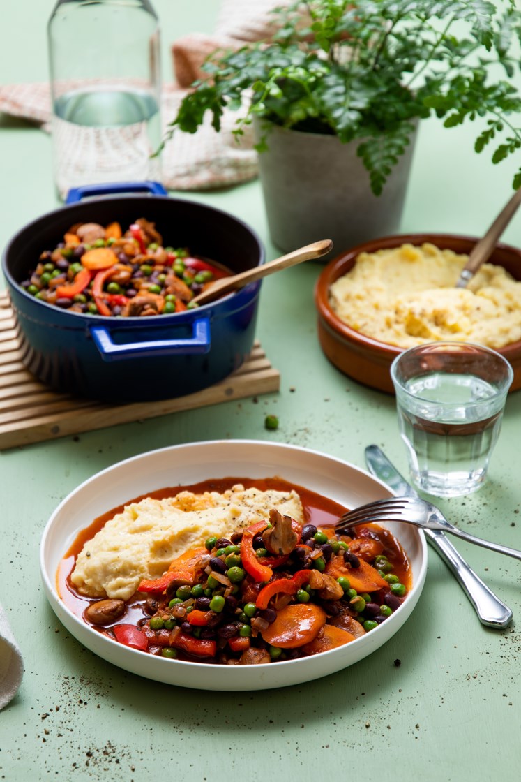Rødvinsgryte med sjampinjong, paprika, erter og bønne- og potetmos