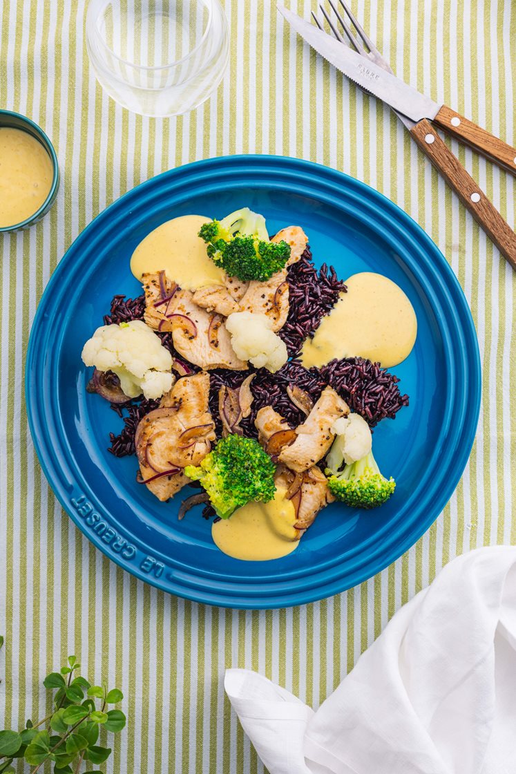 Sitrusstekte kyllingskiver med svart ris, brokkoli og blomkål, curry- og mangodressing