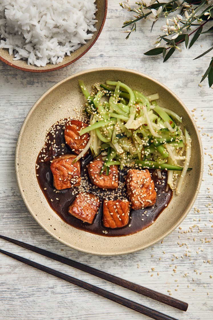 Hoisinstekt laxfilé med sesamdressad päronsallad och jasminris