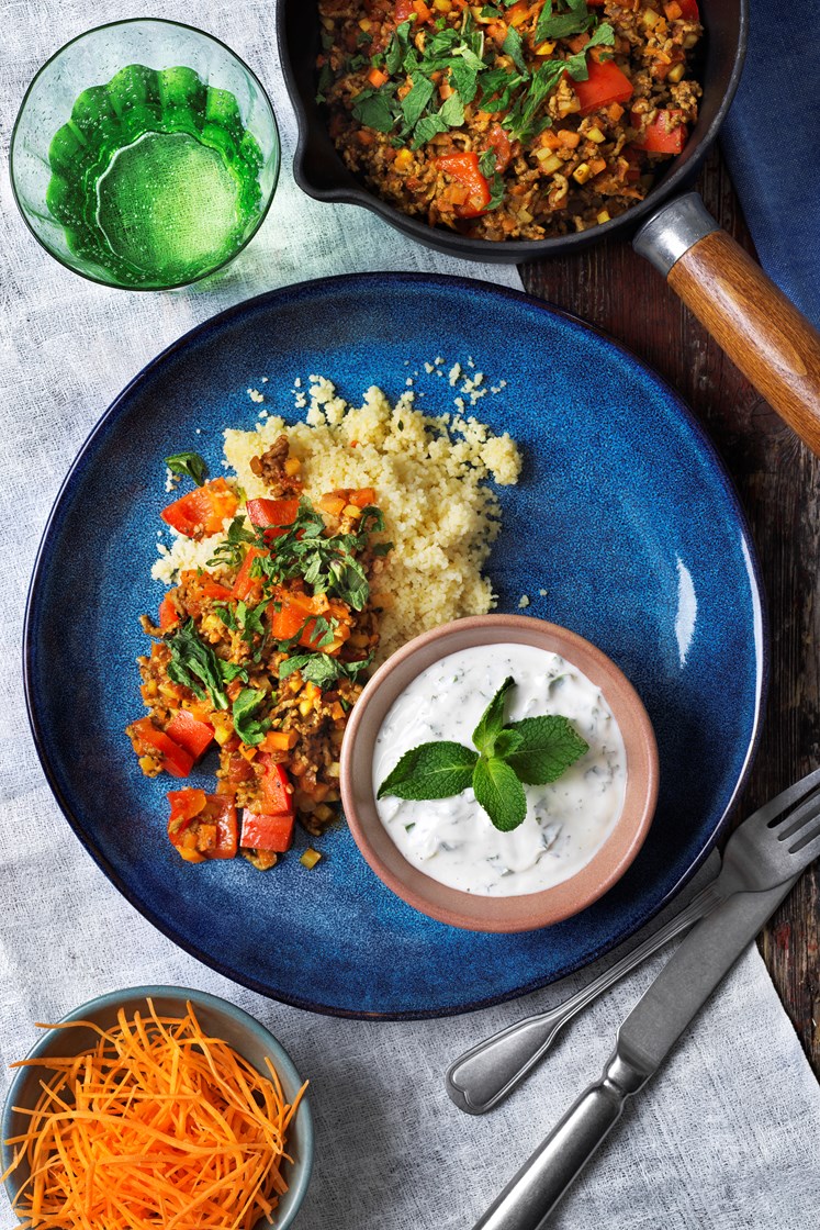 Nötfärsgryta med myntayoghurt och couscous