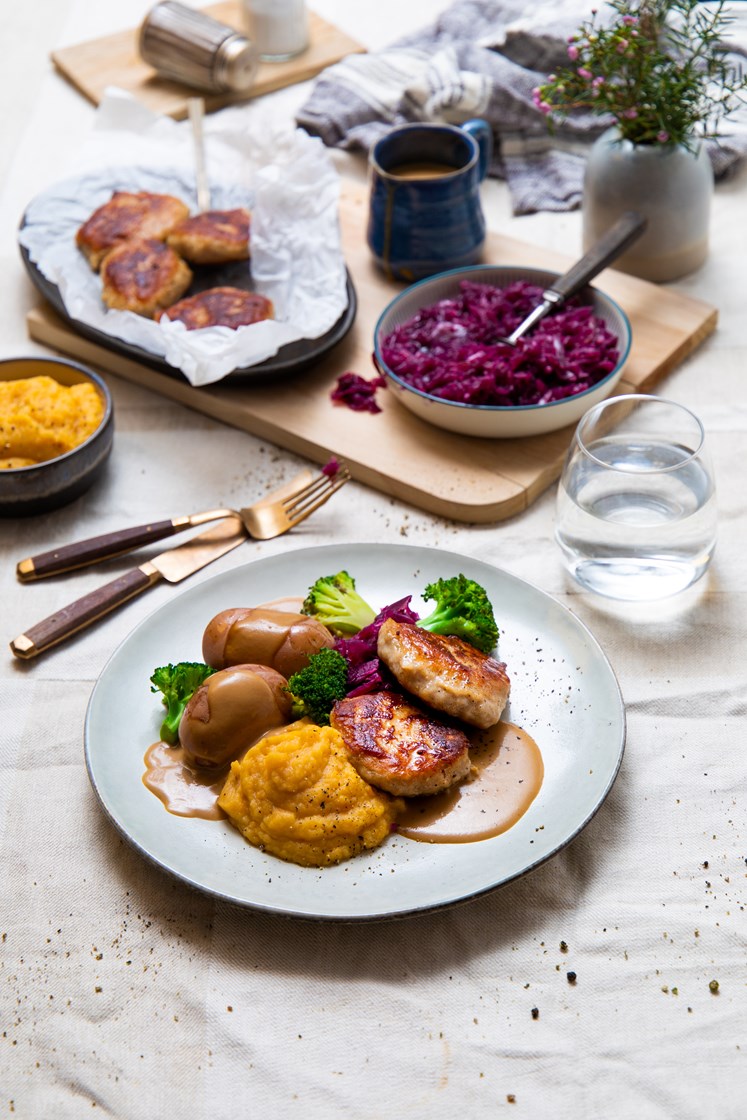 Medisterkaker med kålrotstappe, brokkoli og fløtesaus