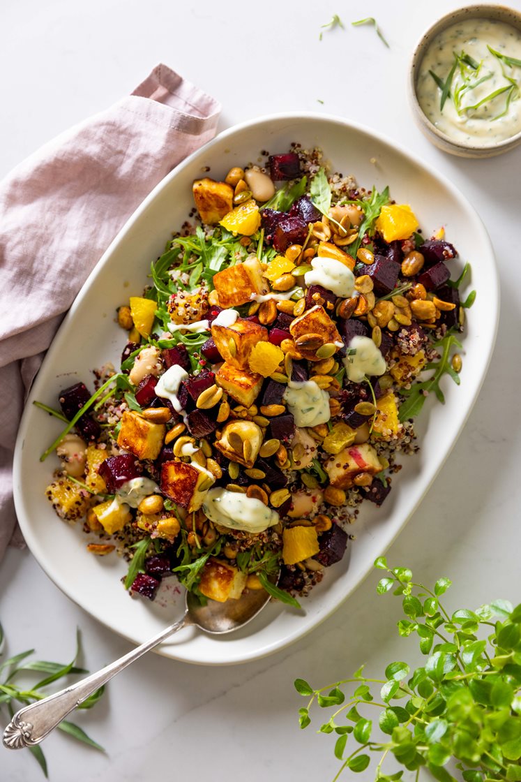 Stegt grillost med quinoa/rødbedesalat