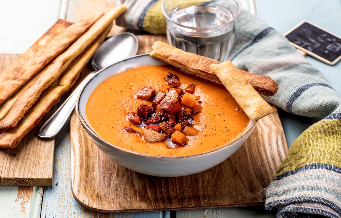 Søtpotetsuppe med bacon og brødpinner