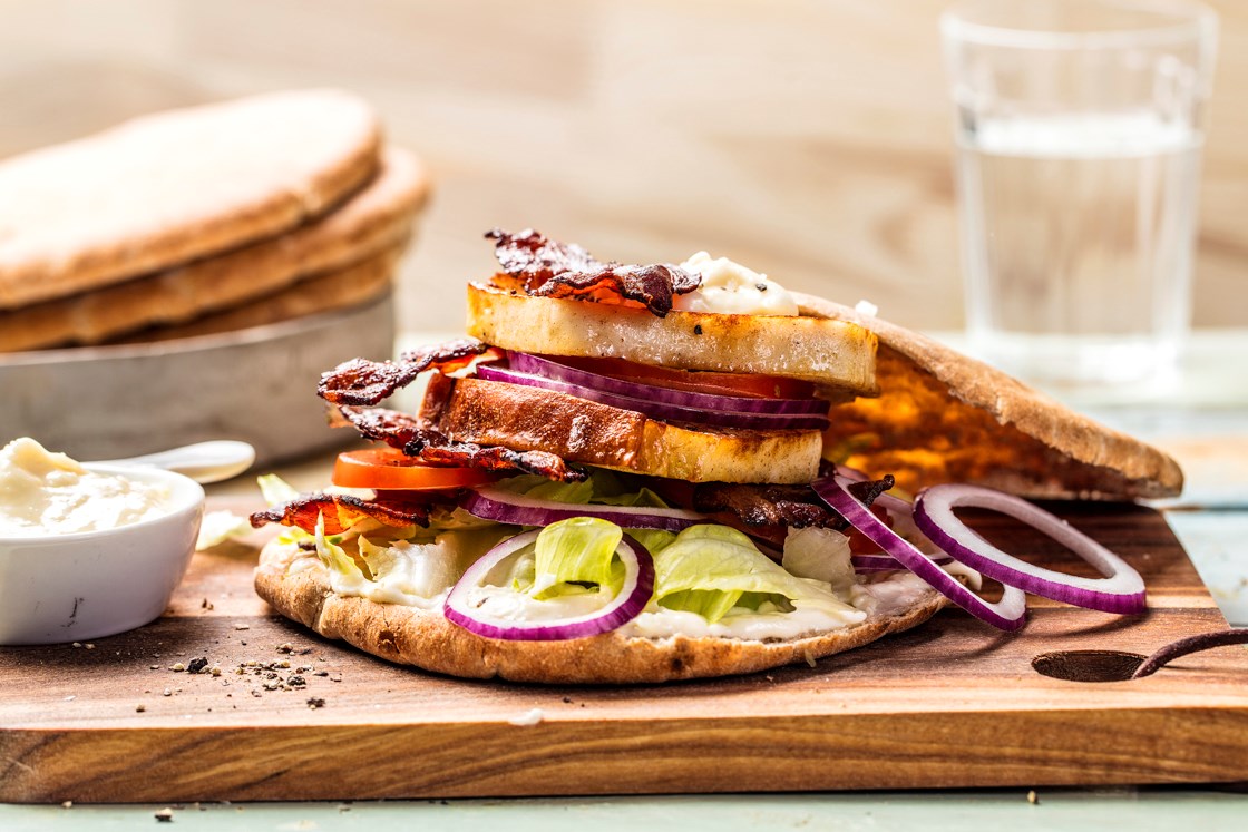 Fiskesandwich med bacon, aioli, salat og tomat