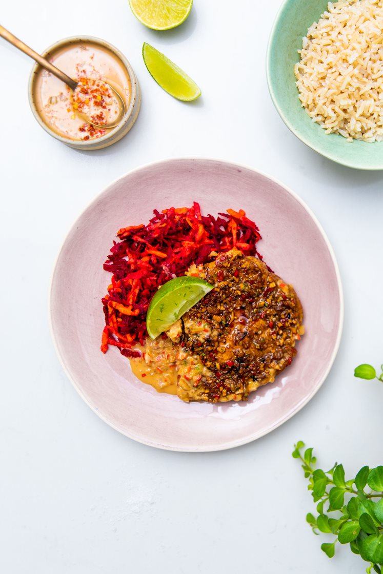 Marinerede sautéskiver med peanutsauce og råkostsalat