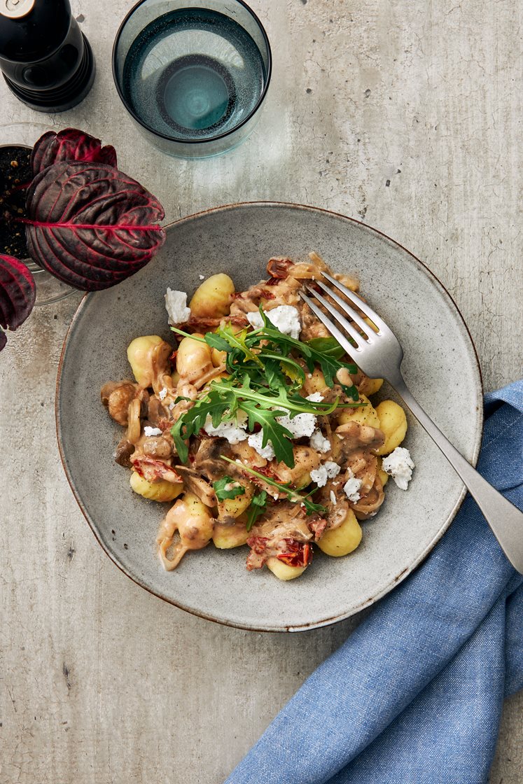 Gnocchipanna med svampsås och soltorkade tomater
