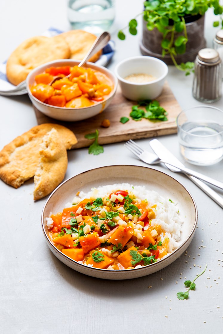 Kokosgryte med rød curry, søtpotet og kikerter servert med jasminris og multibrød
