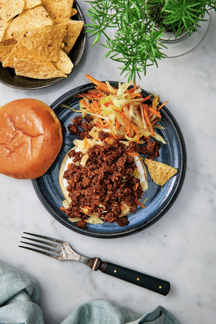 Sloppy joe - BBQ-stekt nötfärs i hamburgerbröd med tortillachips