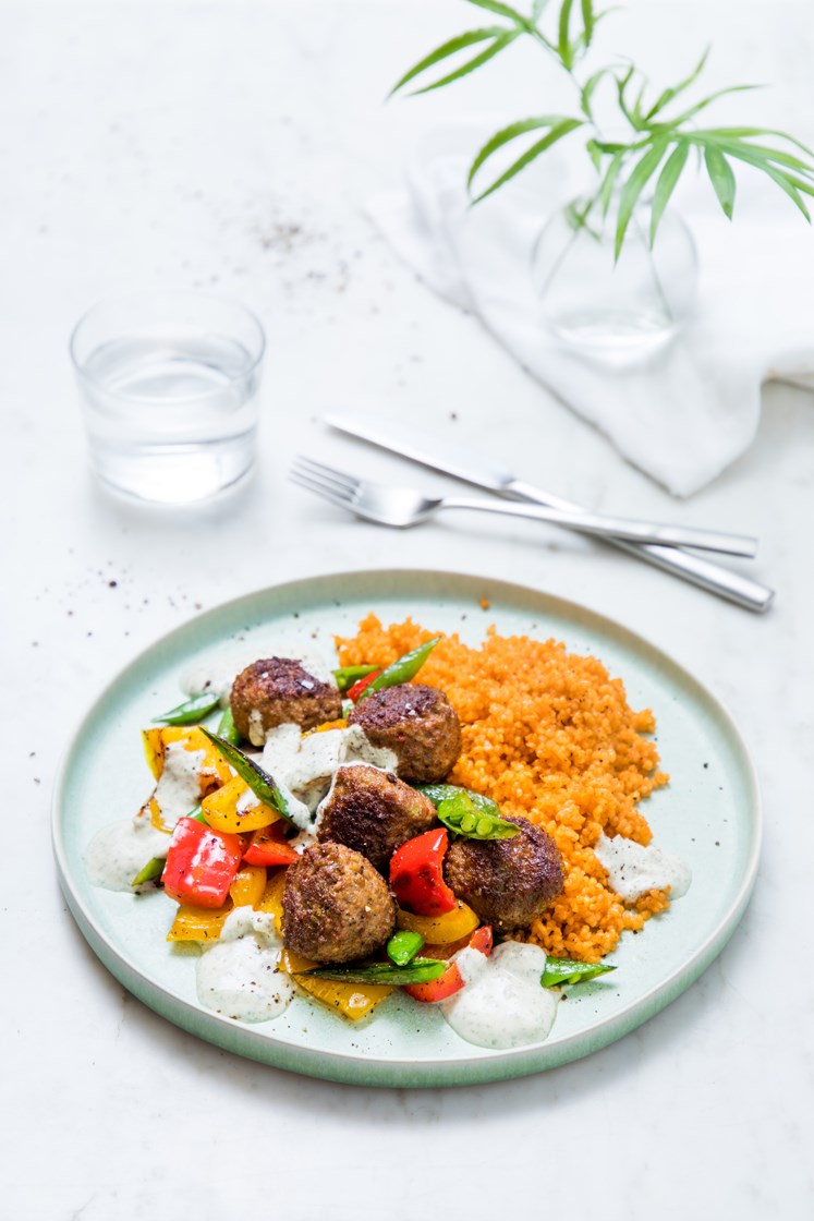 Grønnsakskjøttboller og søt paprika med hvitløk og sukkererter, tyrkisk krydderyoghurt og tomatbulgur 