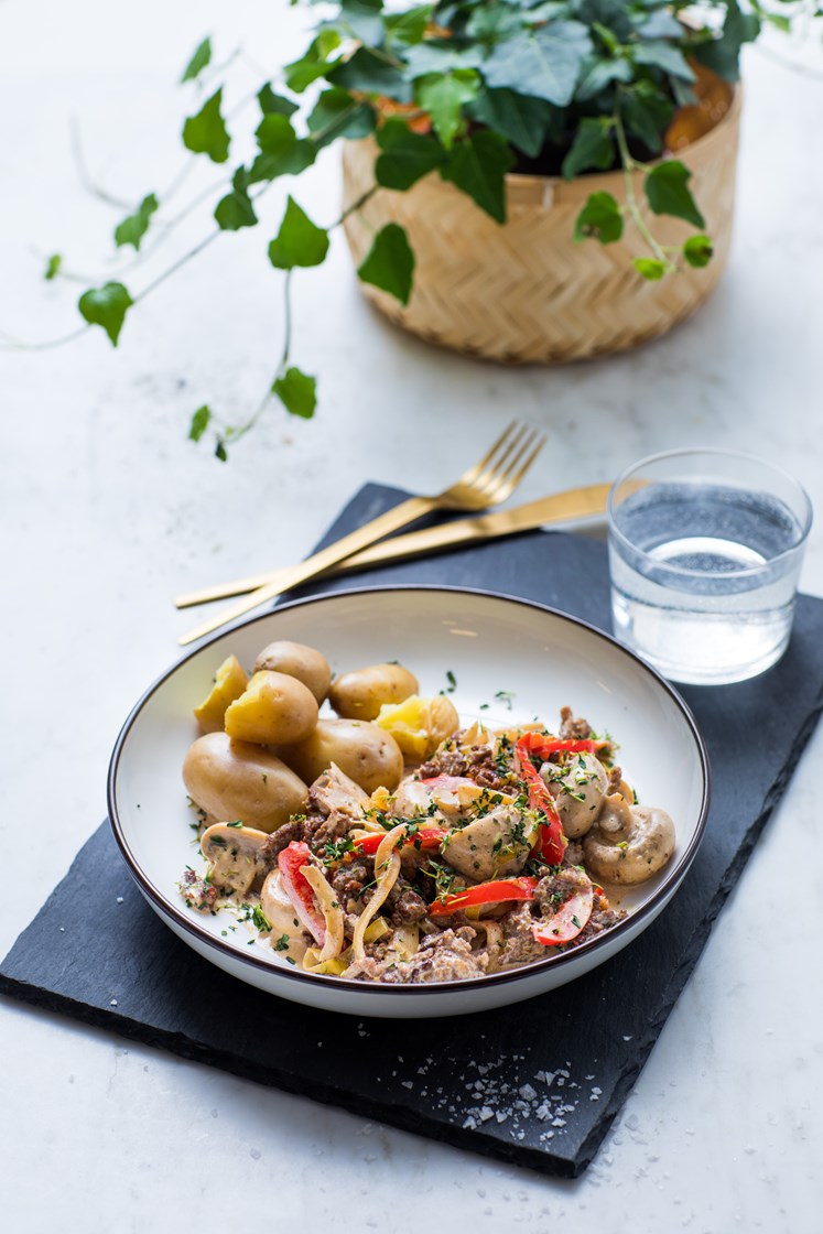 Kjøttdeiggryte med paprika, minisjampinjong og grovknuste poteter