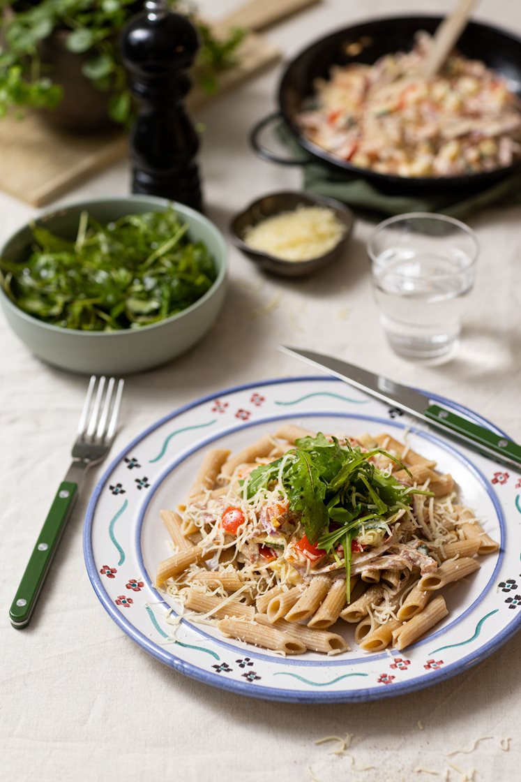 Pasta, pepperoni og grønnsaker i crème fraîche-saus med ruccola og revet ost