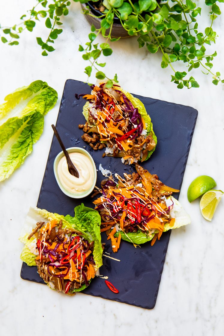 Bulgogi av kvernet storfe i hjertesalatwrap med limemarinert gulrot og rødkål, servert med chilimajones