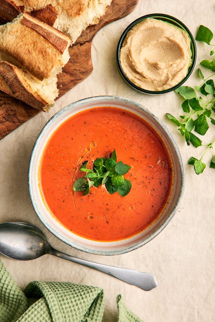 Bagt peberfrugtsuppe med bønnespread og surdejsbrød