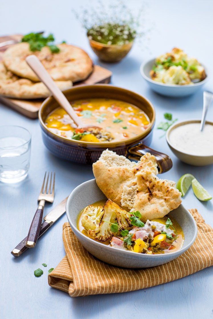 Currygryte med ovnsbakt blomkål, nanbrød og mangodressing