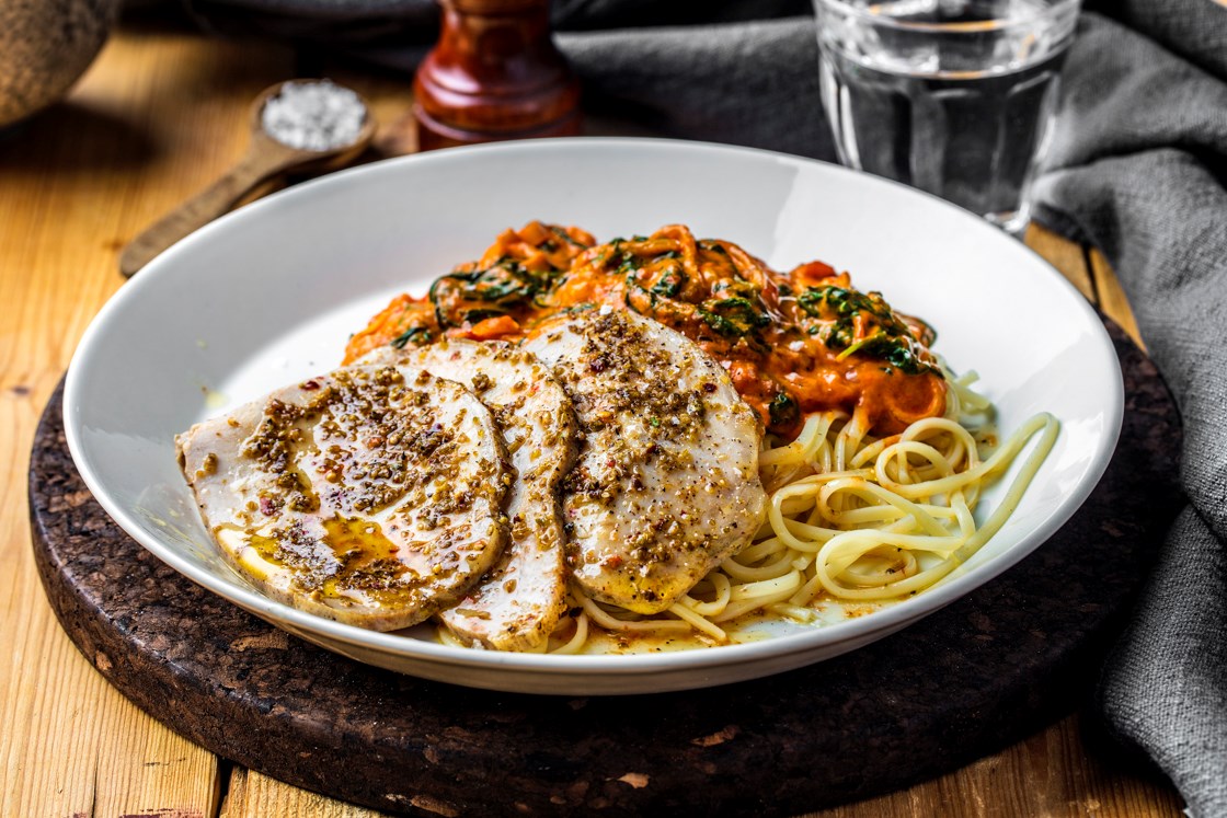 Ovnsbakt skinkestek med paprikasaus og pasta
