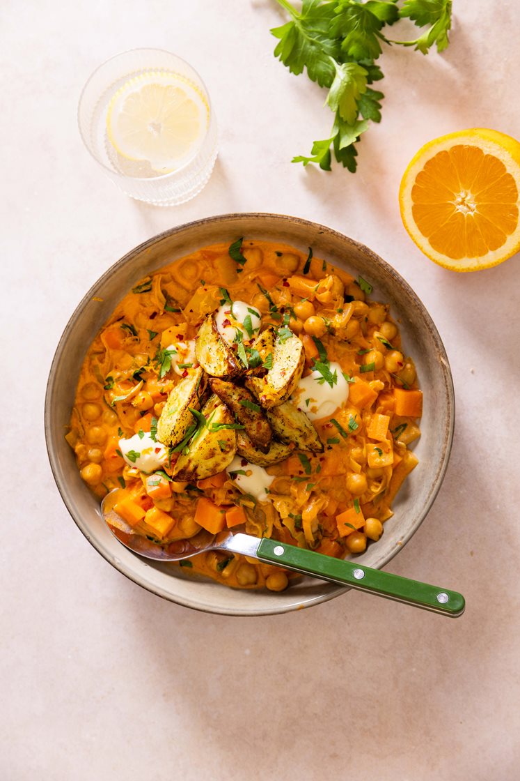 Tomatgryte med urtebakte poteter og aioli, toppet med persille