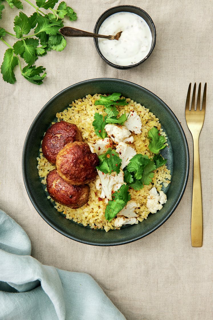 Libanesiska kalkonköttbullar med råstekt blomkål och koriander