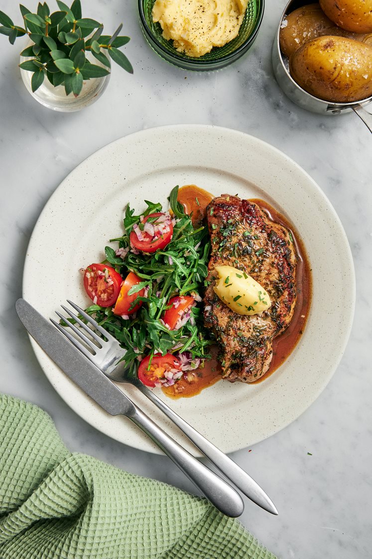 Dragonstekt fläskkotlett i skysås med vitlökssmör, potatis och tomatsallad