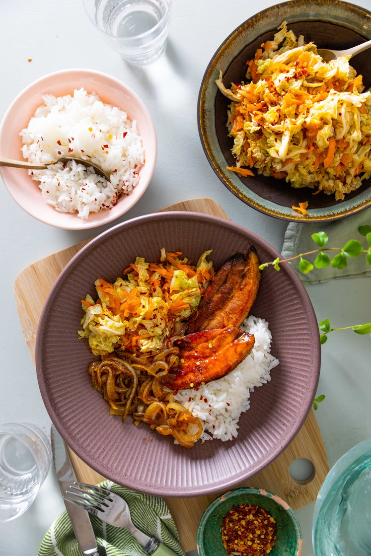 Sprøstekt svineconfit med rask kimchi, jasminris og teriyakiløksjy