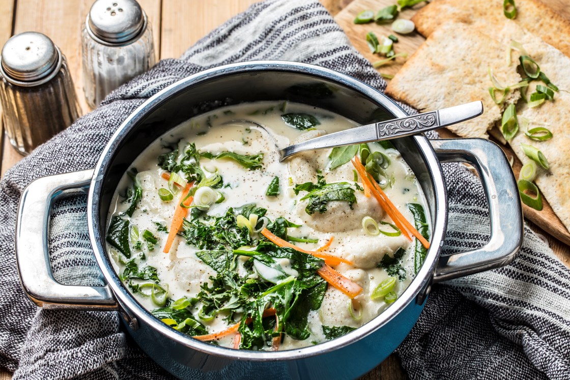Fiskesuppe med fiskeboller og vårløk