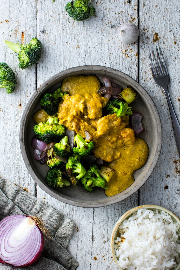 Kylling i garam masala-saus med basmatiris og stekt rødløk, brokkoli og paprika