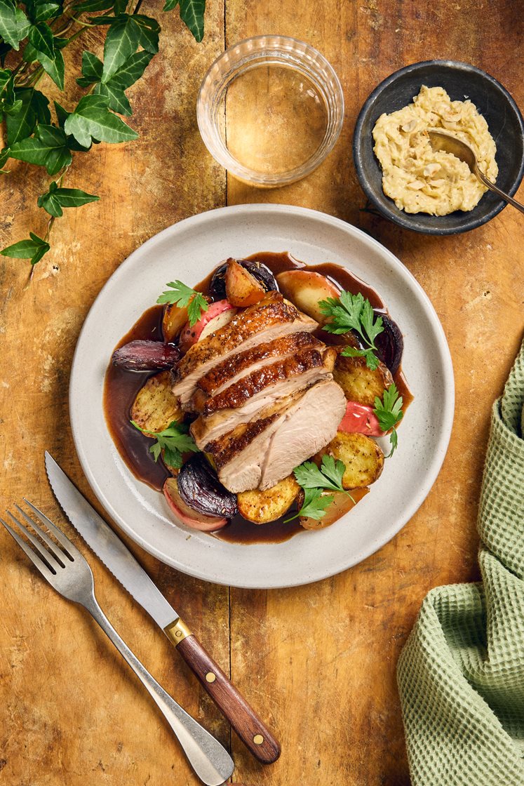 Kalkonlårstek med rostade betor, hasselnötssmör och sötsyrlig skysås