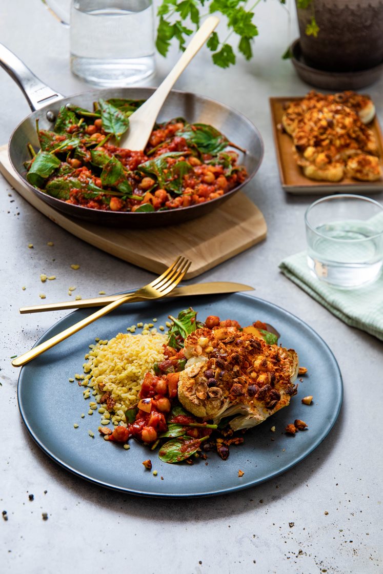 Fetabakt blomkål med hasselnøtter, bulgur og kikerter i tomatsaus