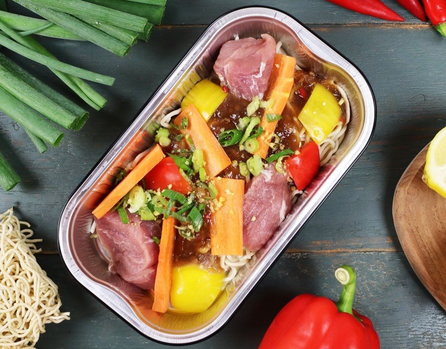 Svinemørbrad chop suey med nudler