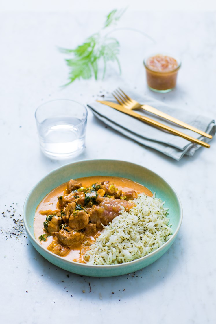 Butter chicken servert med nanbrød, krydderris og rabarbrachutney