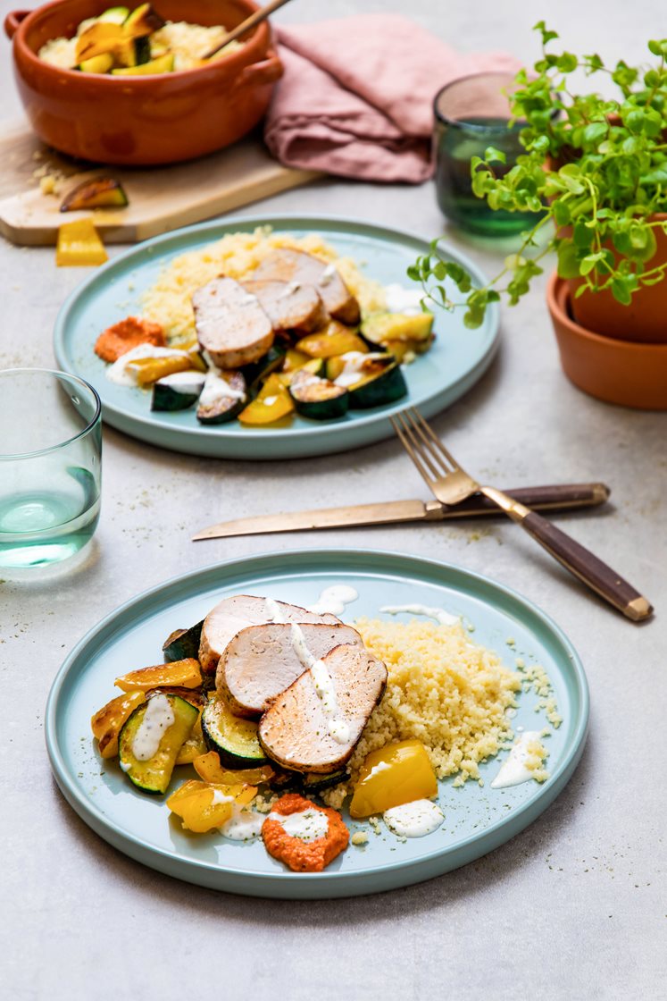 Svinefilet med bulgur og smørstekt squash, med lett urtedressing og ajvarsaus