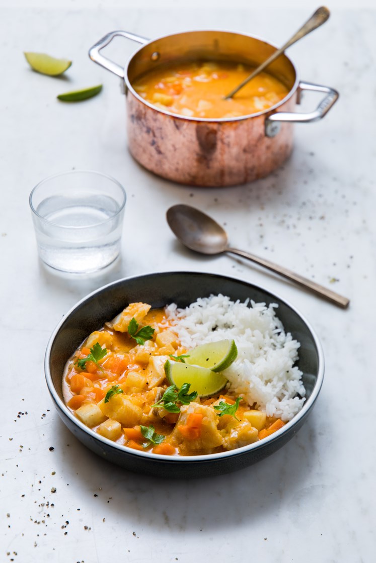 Rød currygryte med torsk og grønnsaker, servert med jasminris