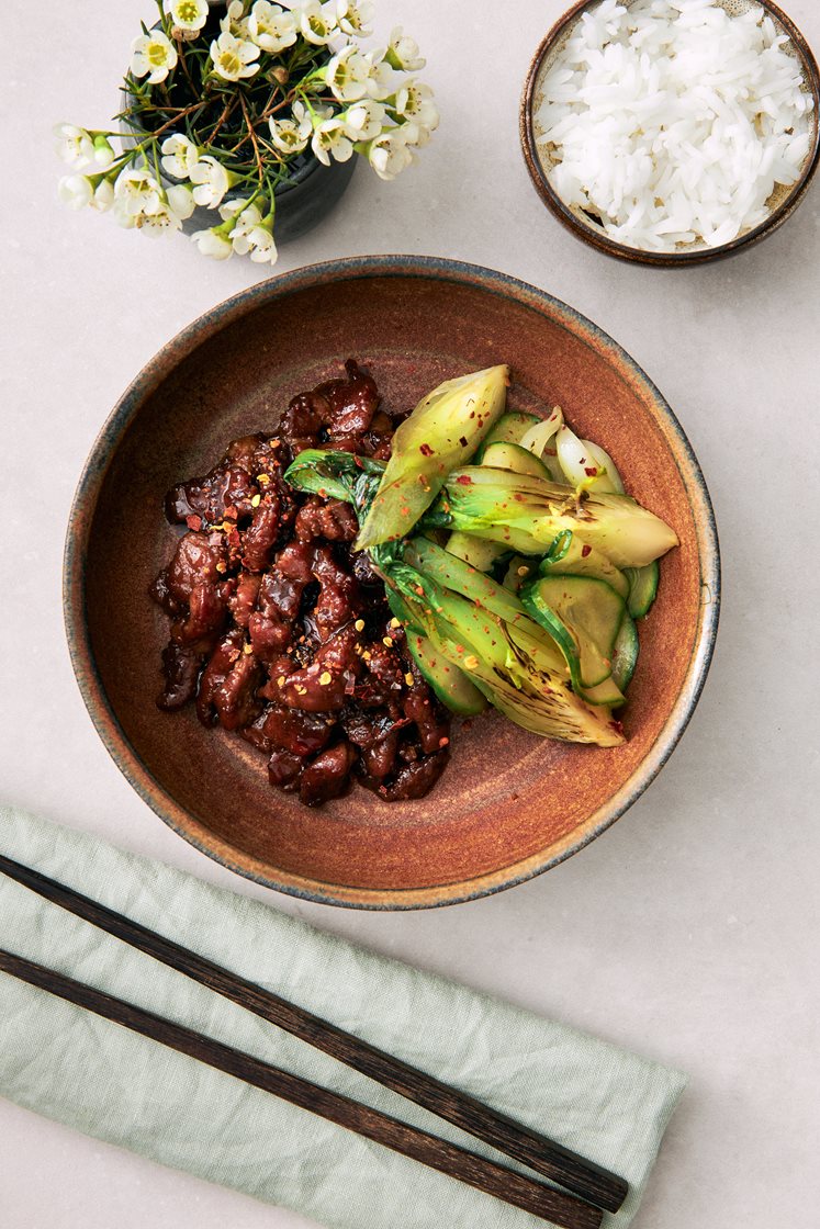 Cantonese pork med halstrade grönsaker och färsk ingefära