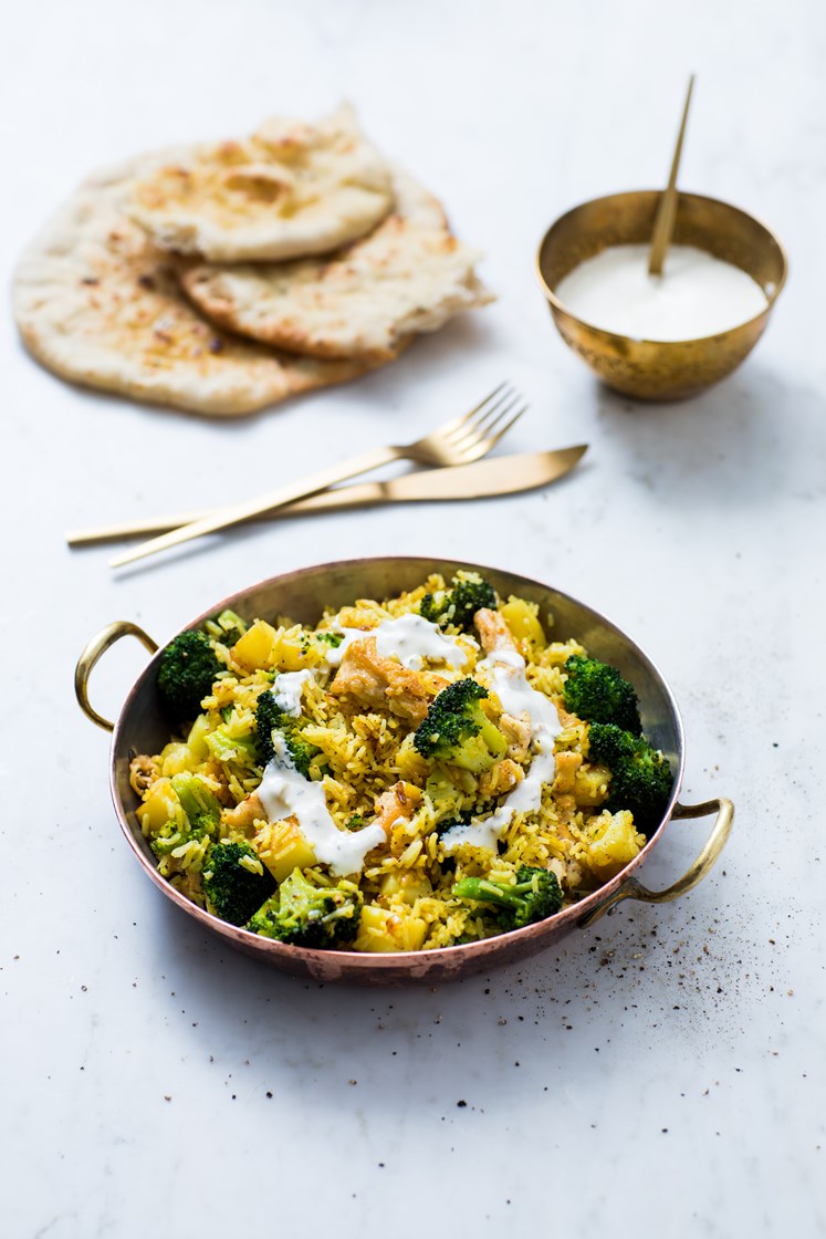 Indisk biryani med karriris, blomkål, raita og nanbrød