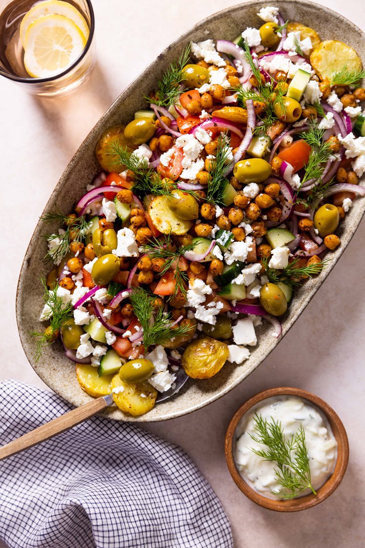 Græsk salat med kartoffelskiver, krydrede kikærter, fetaost og dild-tzatziki