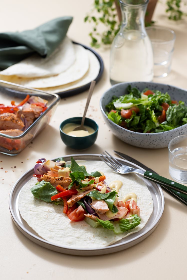 Wraps med bakte grønnsaker og laks, frisk salat og curry- og mangodressing 