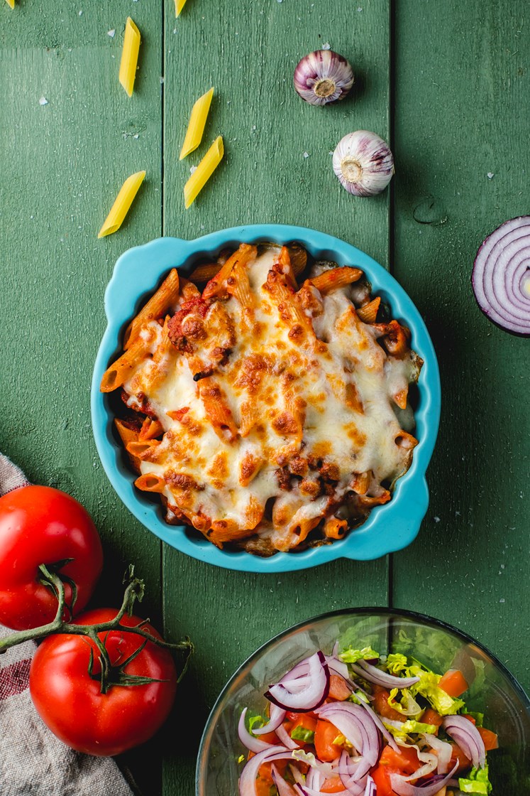 Bakt ziti med kjøttdeig og frisk salat 