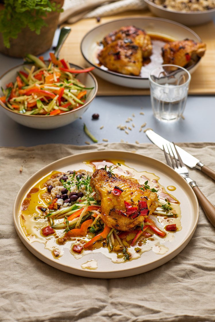 Jamaikansk Jerk Chicken med bønneris, eple- og agurksalat og kryddersjy