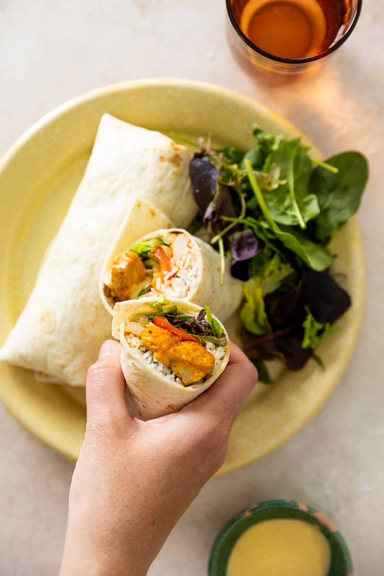 Kyllingburrito med ovnsbakte grønnsaker og curry- og mangodressing