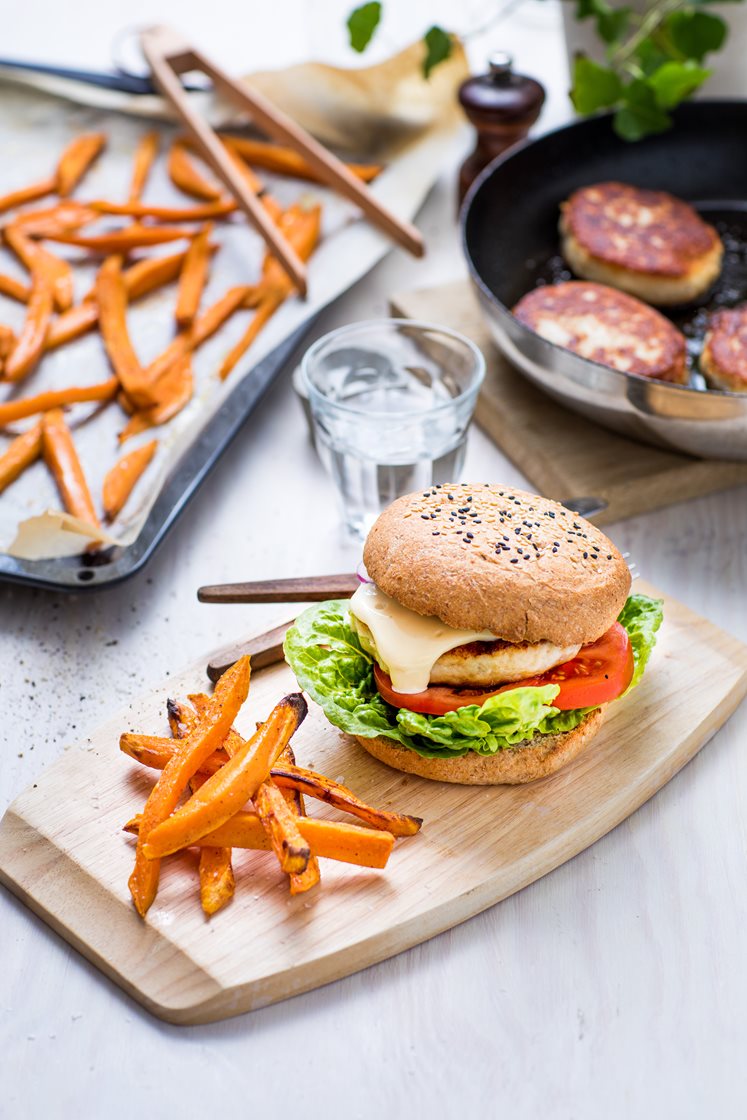 Fiskeburgere med gulrotstaver og aioli