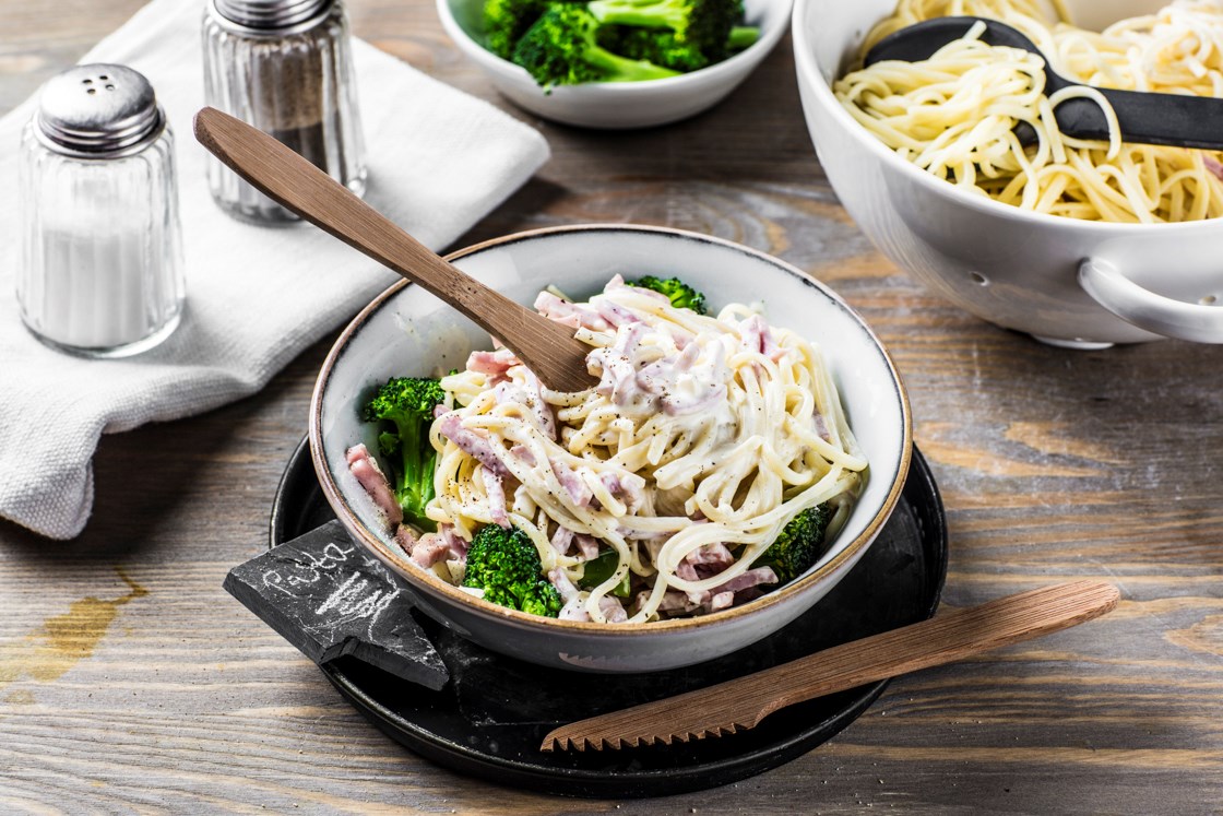 Kremet pasta linguine med skinke og brokkoli
