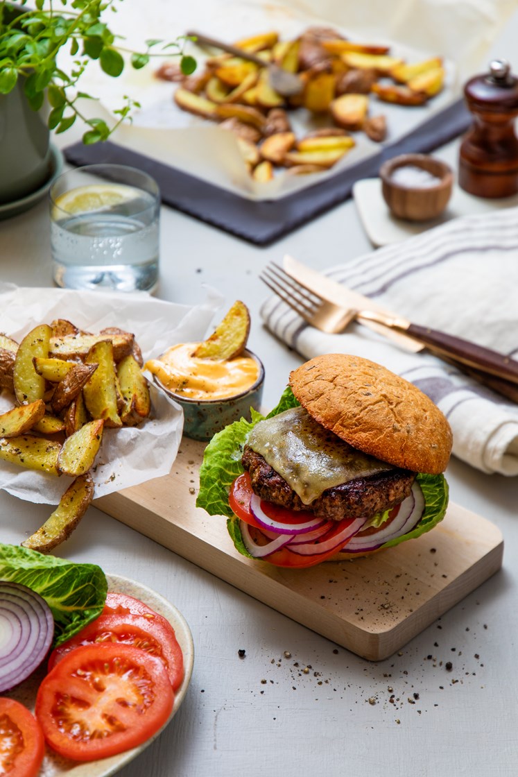 Grillet cheeseburger med barbecuesaus, chilimajones og fries