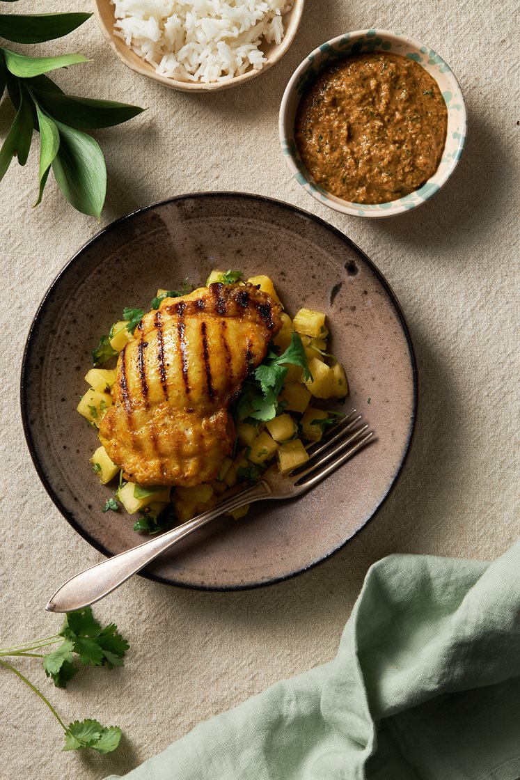 Currystekt kyckling med ananassalsa, koriander och cashewnötsdressing