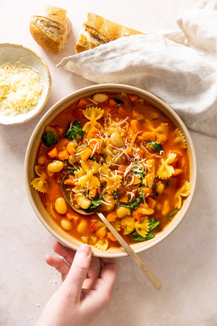 Minestronesuppe med rosmarin, bønner og spinat, servert med nystekte bagetter