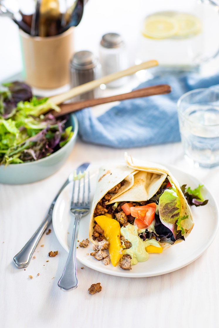 Wraps med salsicciakrydret kjøttdeig, nektarin og frisk avokadodressing