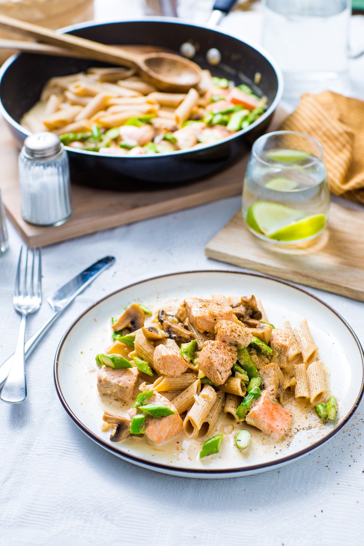 Laks med pasta, asparges og soppsaus