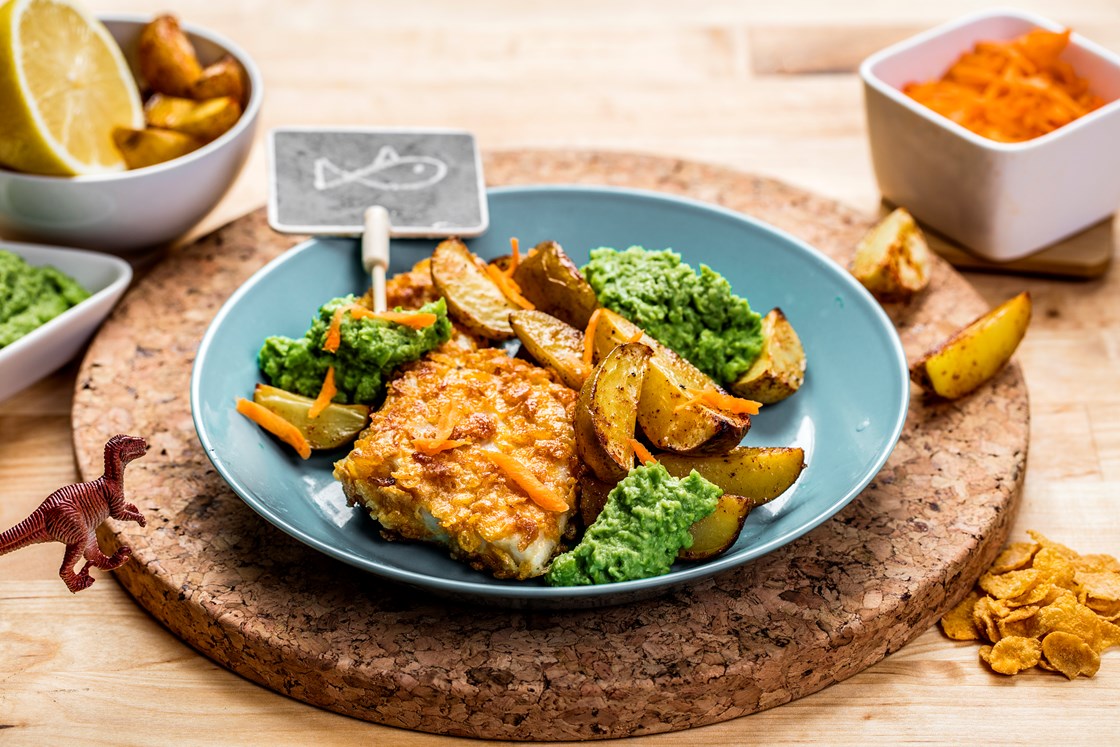 Fish & chips med ertepuré og revet gulrot