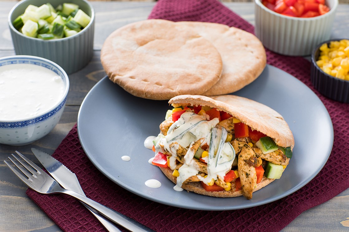 Rask hverdagskebab med svinekjøtt, sprø grønnsaker og tzatziki