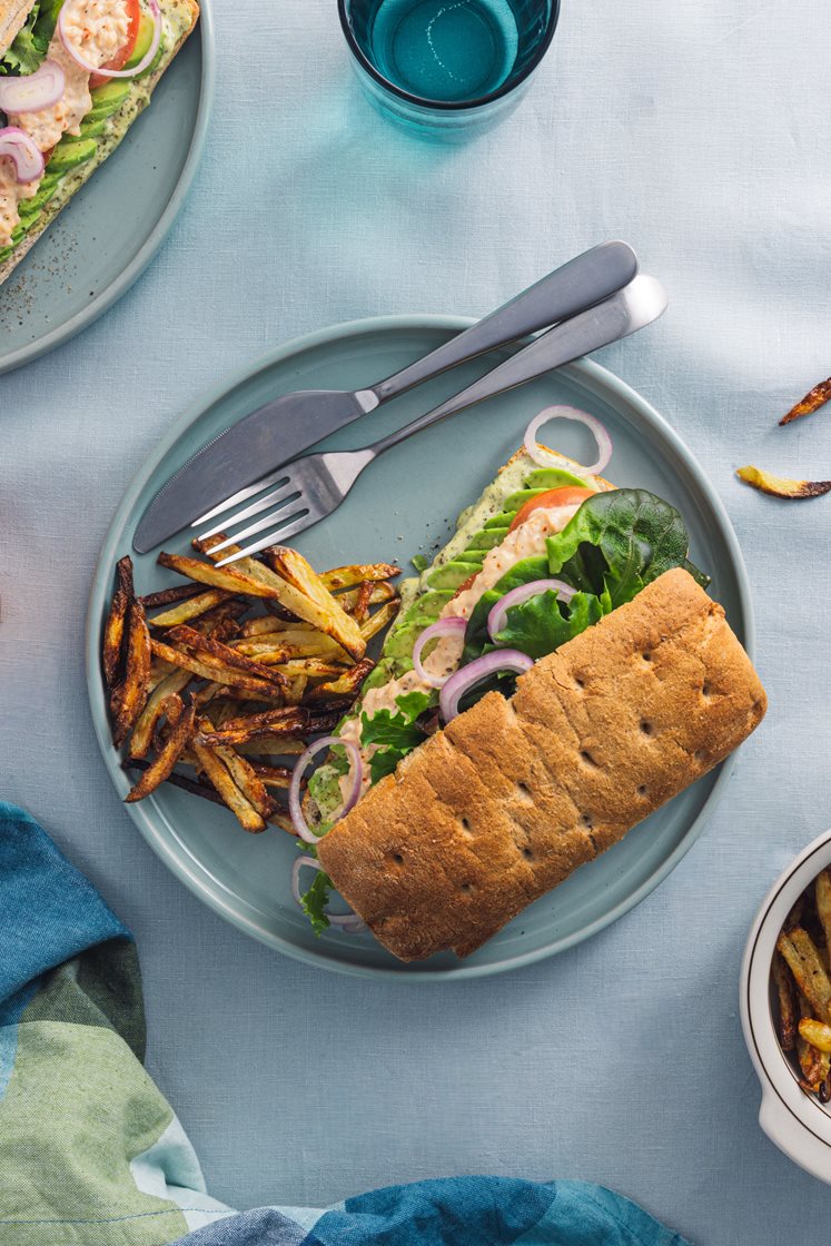Tunfisk-sandwich med basilikumkrem, frisk salat og hjemmelagde fries