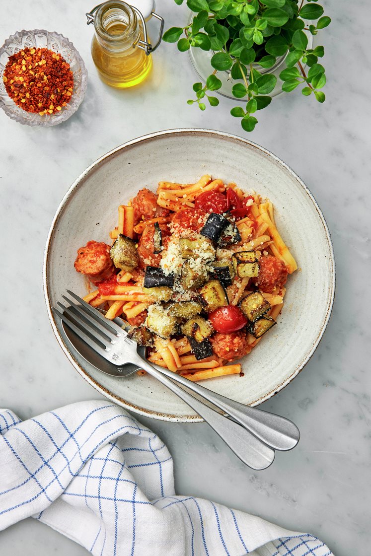 Salsicciaragu med rostad aubergine, parmesan och ruccola