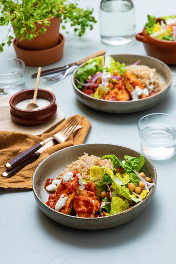 Kylling i garam masala-saus med kikertsalat og urteyoghurt 